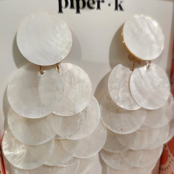 🤍🔹️ Piper K 🔹️Gorgeous shell chandelier earrings - Picture 6 of 9